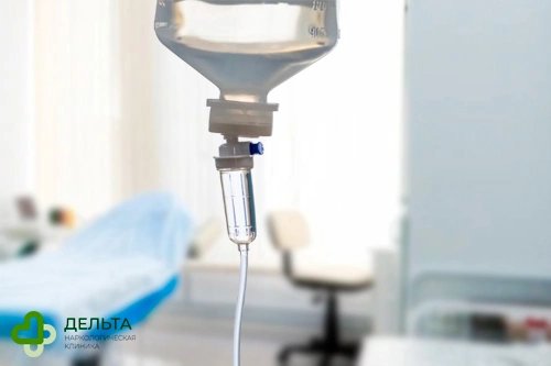 Капельница на фоне палаты клиники